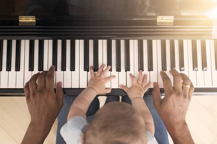 کودکی در حال یادگیری پیانو