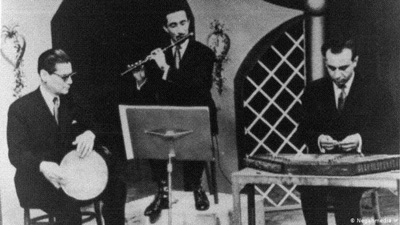 حسین تهرانی در حال اجرا و نواختن ضرب 