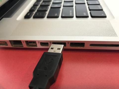 وارد کردن سری USB A به پورت کامپیوتر 