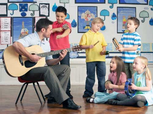 کودکان در حال اجرا موسیقی 