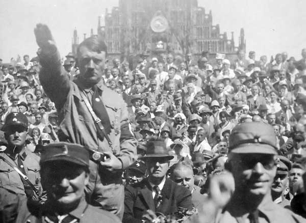 آدولف هیتلر در حال سلام نازی