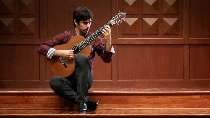 در حال نواختن گیتار